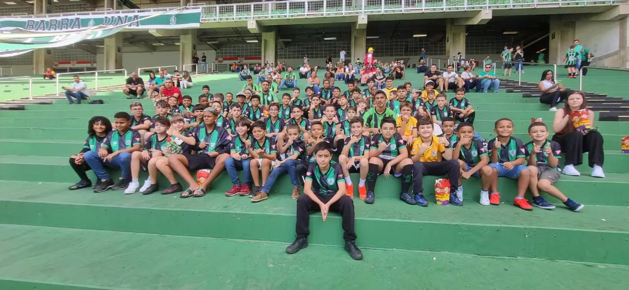 Escola de Futebol Oficial do América de Santos Dumont leva alunos a Arena Independência em Belo Horizonte